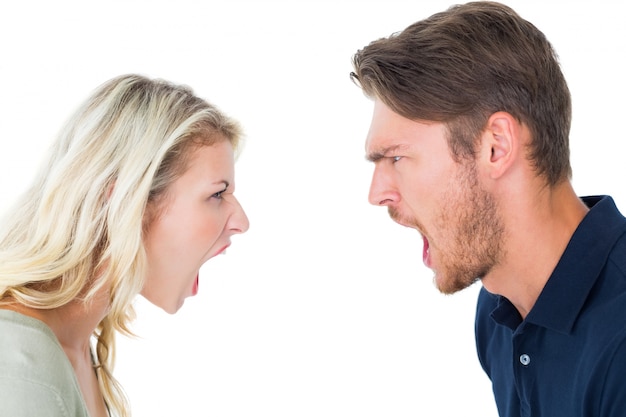 Pareja enojada gritando durante la discusión