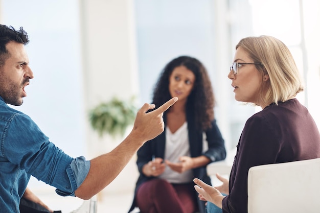 Pareja enojada hablando discutiendo y peleando durante el asesoramiento matrimonial en la oficina de un terapeuta profesional Esposo y esposa con problemas de mala comunicación en la terapia gritando y gritando