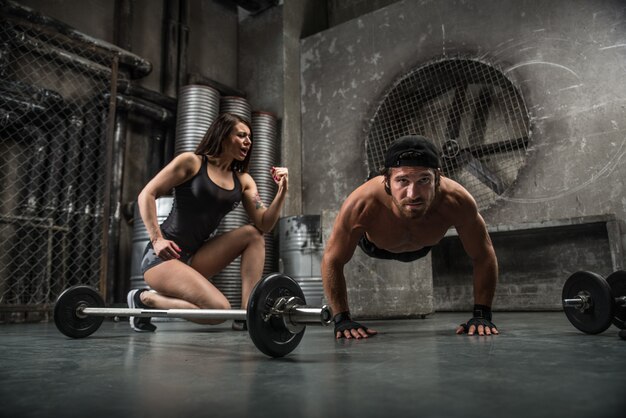 Pareja entrenando en un gimnasio