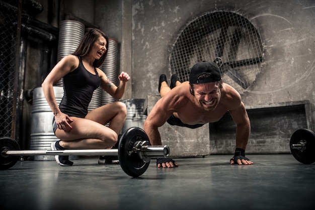 Pareja entrenando en un gimnasio