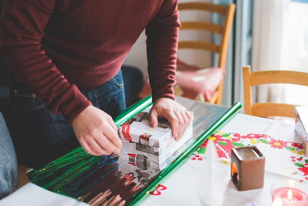 pareja envolver regalos de Navidad