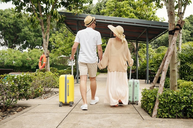 Pareja con equipaje para viajar