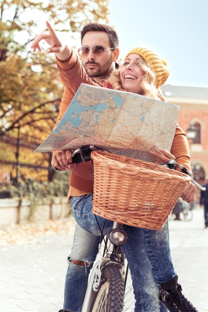 pareja, equitación, bicicleta, en, ciudad, con, mapa