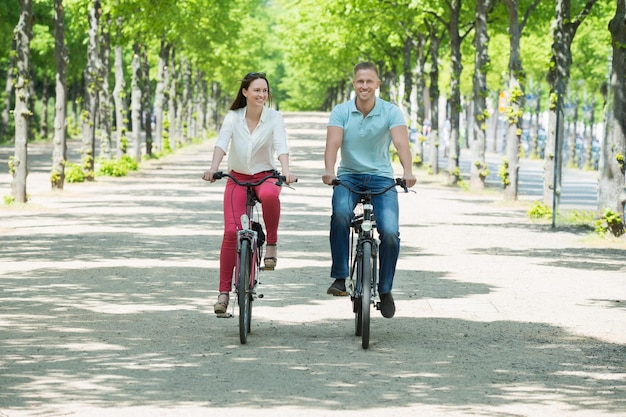 pareja, equitación, bicicleta