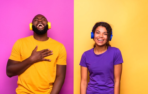 Pareja escucha música y baila sobre fondo violeta y amarillo