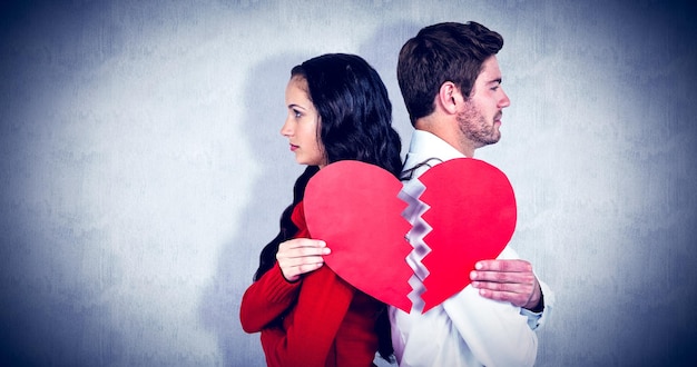 Foto pareja, espalda con espalda, tenencia, corazón, mitades, contra, fondo blanco