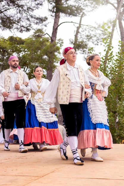Pareja española vistiendo trajes tradicionales en un baile folclórico