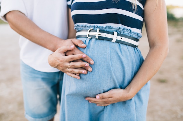 Pareja esperando bebé vientre conmovedor