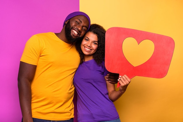 La pareja está feliz porque recibe corazones en la aplicación de la red social