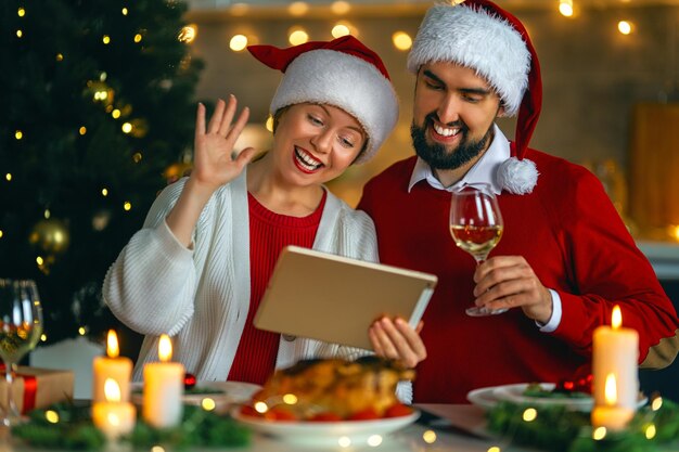 Pareja está teniendo la cena de Navidad