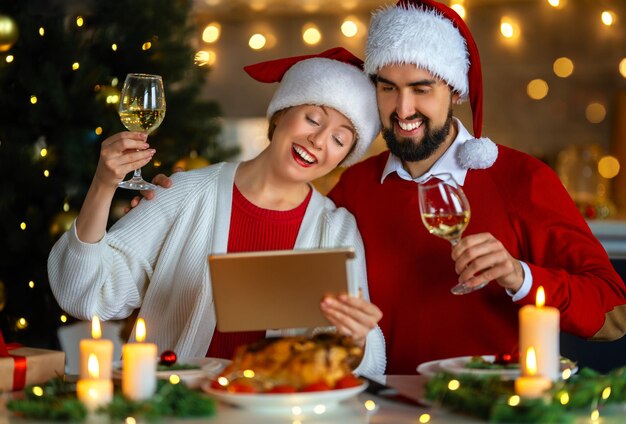 Pareja está teniendo la cena de Navidad