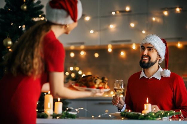 Pareja está teniendo la cena de Navidad