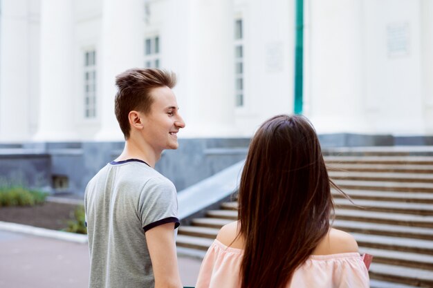 Pareja de estudiantes caminando a clases