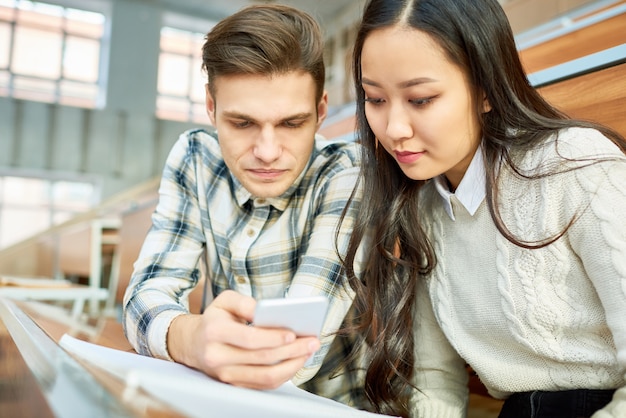 Pareja de estudiantes en la universidad