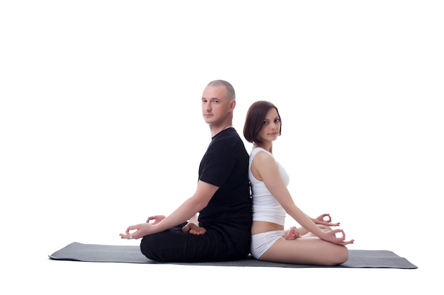 pareja europea, hacer, yoga, en, estudio