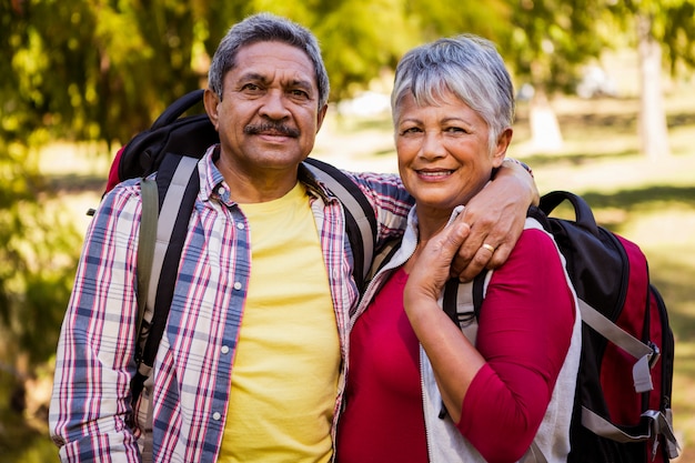 Foto pareja excursionista abrazando