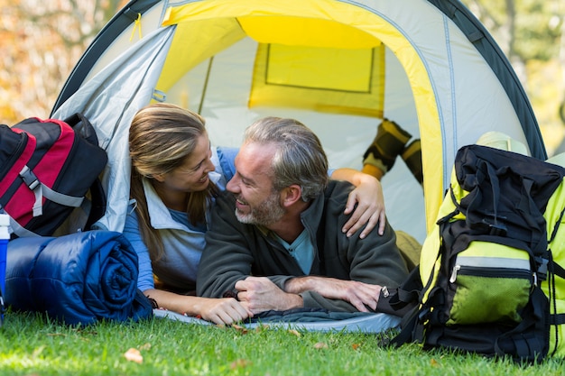 Pareja de excursionistas abrazándose