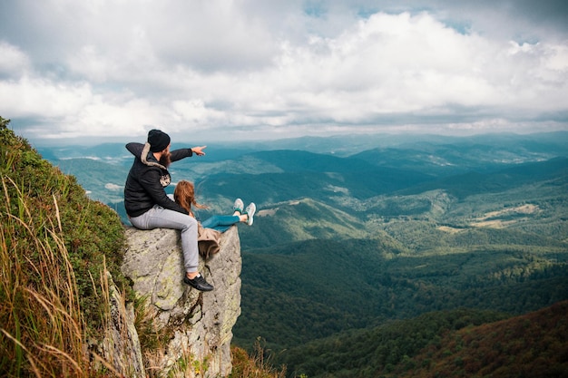 Pareja de excursionistas acampando en la naturaleza amantes románticos en vacaciones acampando paisaje montañoso panorámico