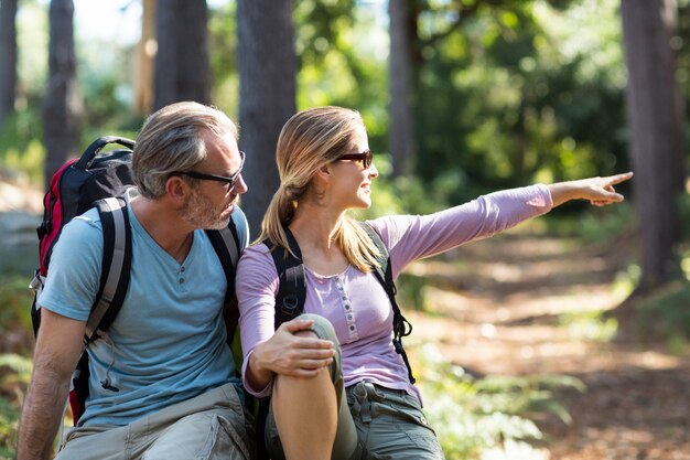 Pareja de excursionistas apuntando en la distancia