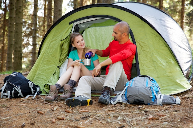 Pareja de excursionistas descansa en carpa