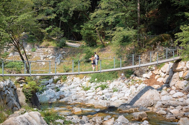 Una pareja de excursionistas recreacionales cruzando un puente colgante