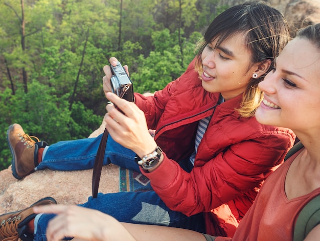 Pareja explorando viaje concepto de vacaciones