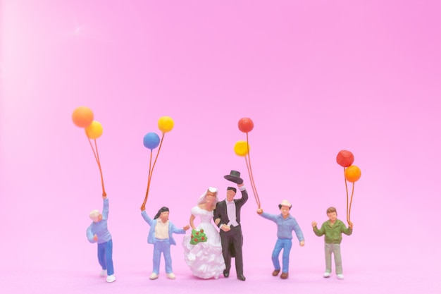 Pareja y familia con globos de colores celebrando