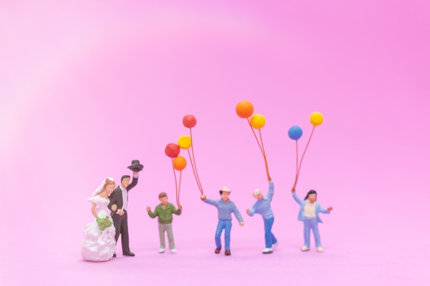 Pareja y familia con globos de colores celebrando