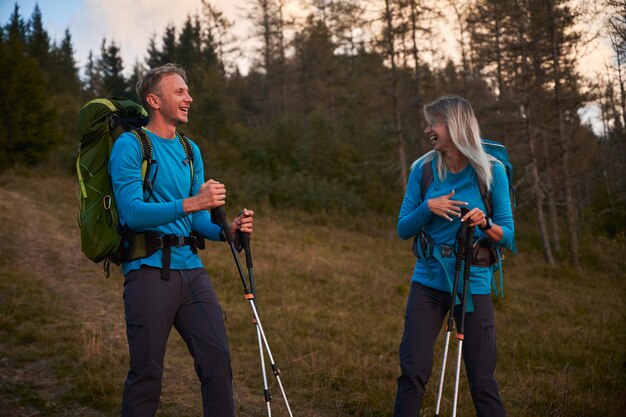 Pareja familiar de viajeros haciendo senderismo en las montañas