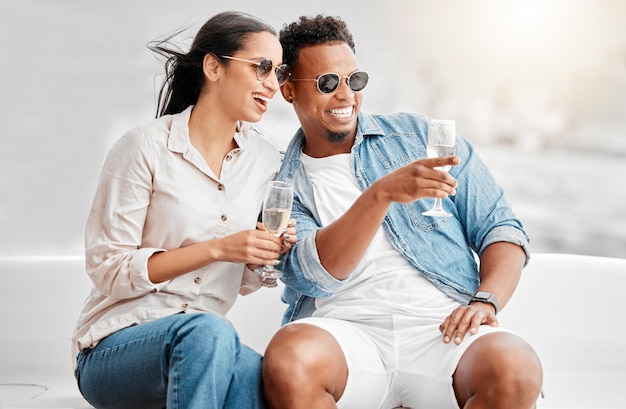 Pareja fecha celebración de champán y conversación cómica en la cena de cumpleaños feliz con alcohol y sonrisa por amor matrimonio en la ciudad Hombre y mujer en la terraza con una copa de vino en verano