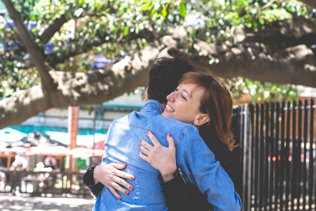 Pareja feliz abrazando al aire libre