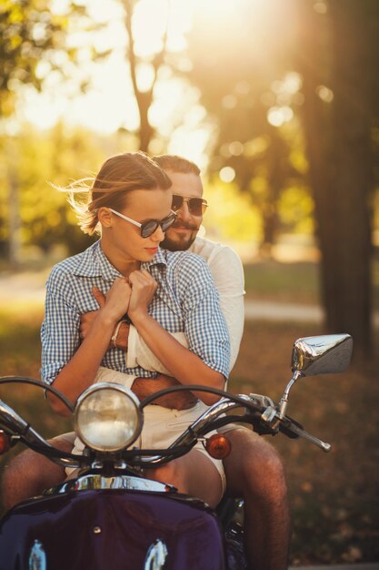 Pareja feliz abrazando al aire libre