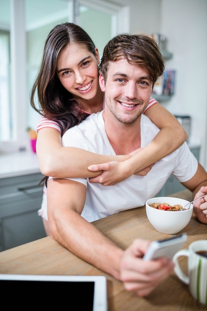 Pareja feliz abrazando en la cocina