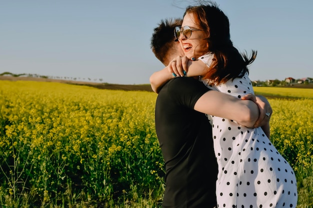 pareja feliz abrazándose en el archivo