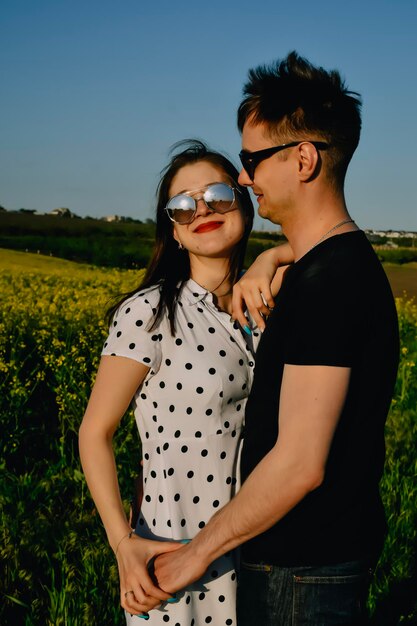 pareja feliz abrazándose en el archivo