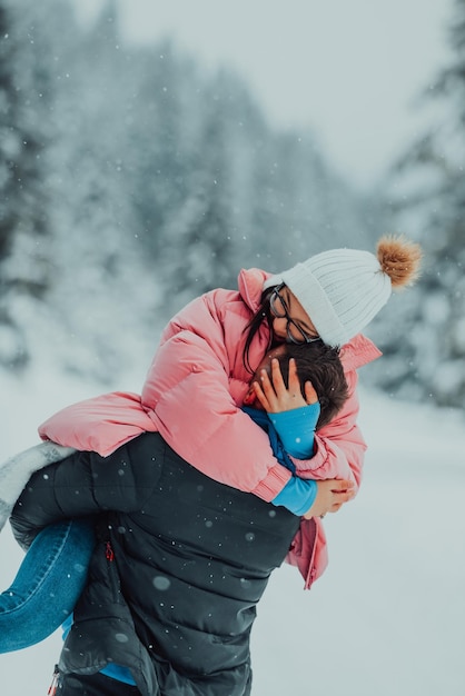 Una pareja feliz abrazándose y riéndose al aire libre en invierno. Enfoque selectivo. foto de alta calidad