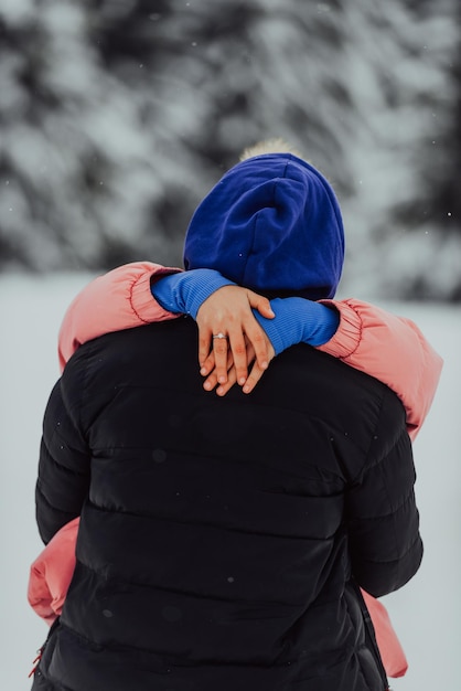 Una pareja feliz abrazándose y riéndose al aire libre en invierno. Enfoque selectivo. foto de alta calidad