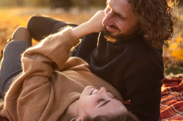 Pareja feliz, aire libre