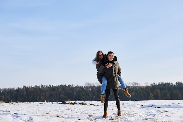 Pareja feliz al aire libre en invierno