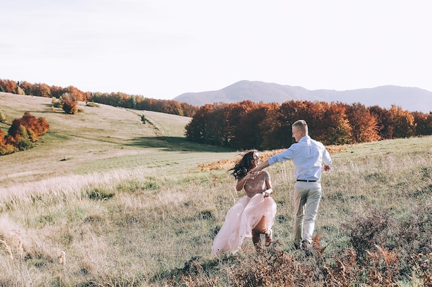 Pareja feliz al aire libre en las montañas