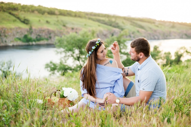 Pareja feliz al aire libre. Pareja sonriente relajante en un parque.