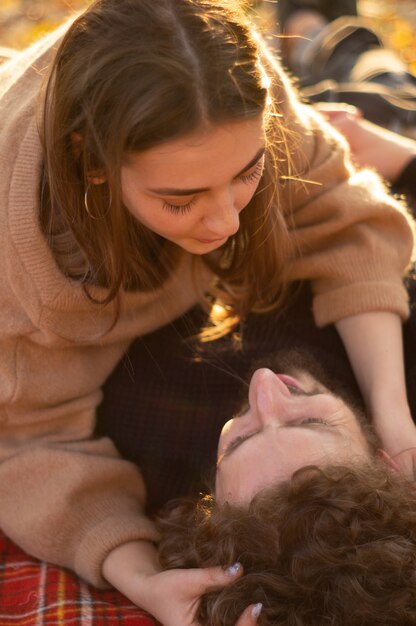 Pareja feliz al aire libre. Retrato al aire libre de una pareja romántica enamorada