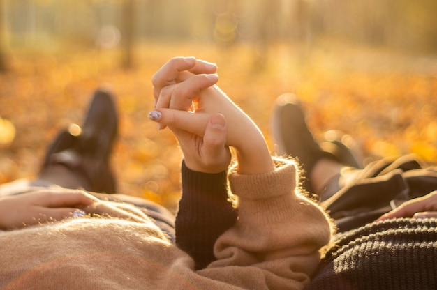 Pareja feliz al aire libre. Retrato al aire libre de una pareja romántica enamorada