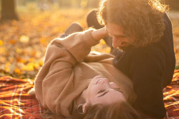 Pareja feliz al aire libre. Retrato al aire libre de una pareja romántica enamorada