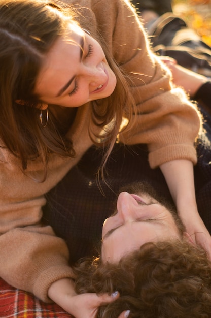 Pareja feliz al aire libre. Retrato al aire libre de una pareja romántica enamorada