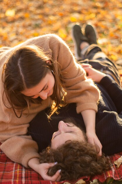 Pareja feliz al aire libre. Retrato al aire libre de una pareja romántica enamorada