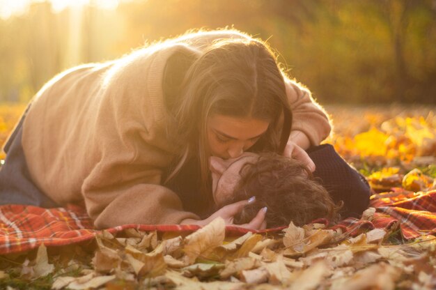 Pareja feliz al aire libre. Retrato al aire libre de una pareja romántica enamorada