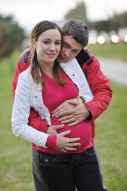 Foto pareja feliz al aire libre