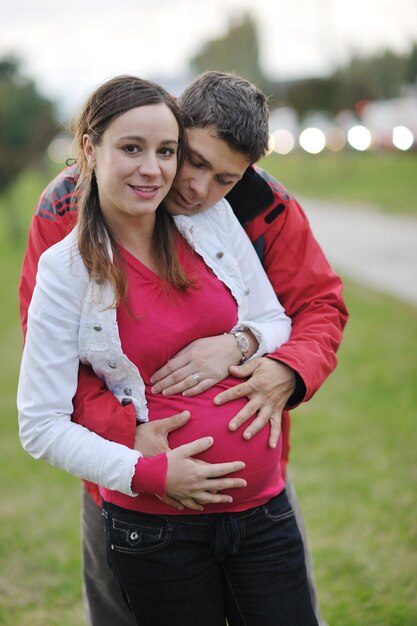 Foto pareja feliz al aire libre