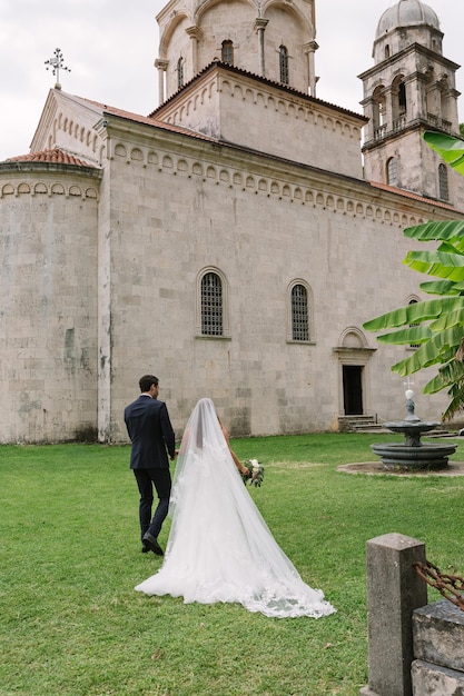 Pareja feliz amor juntos ceremonia de boda romántica